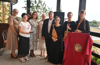 Zespół muzyczny wraz z organizatorami wydarzenia 